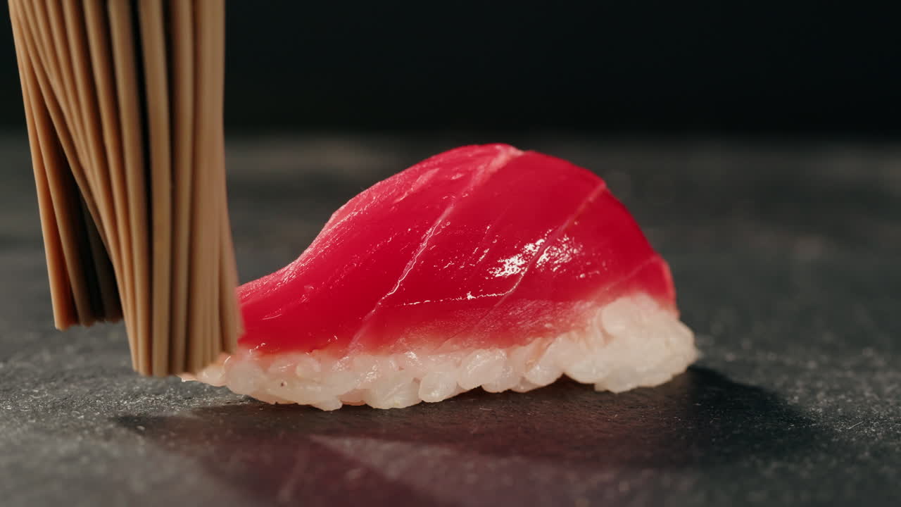 사시미 니기리 (sashimi nigiri) - 일본식 수시 레스토랑, 현대 카페에서 신선한 과 연어 조각, 전통 음식, 생선 은 물고기 요리, 오메가 3