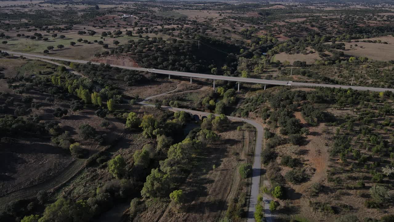 puente romano en vila formosa y paisaje rural circundante, portugal