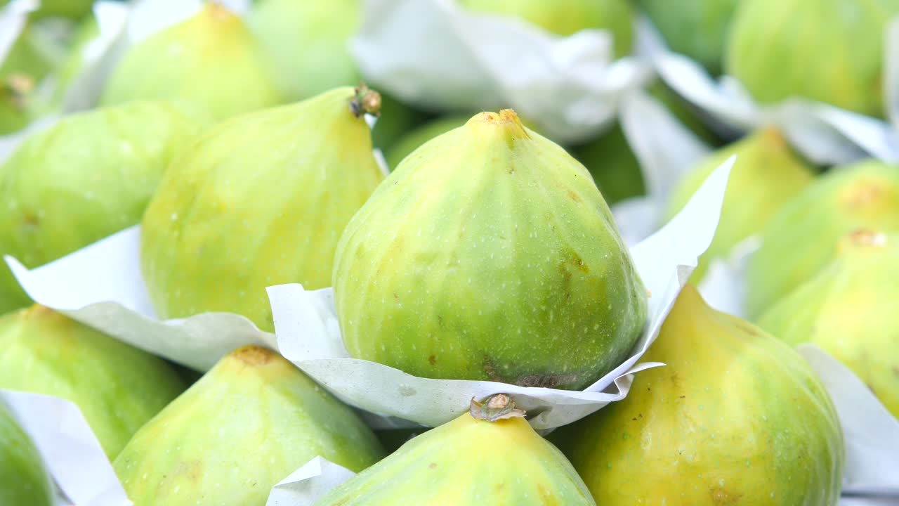 higos verdes frescos en un mercado