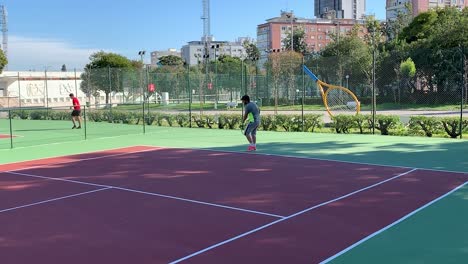 Hombre-Rebotando-La-Pelota-Para-Hacer-El-Servidor-Giratorio-En-La-Cancha-De-Tenis,-Nivel-Profesional