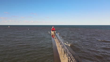 Grand-Haven,-Michigan-lighthouse-upper-fly-by