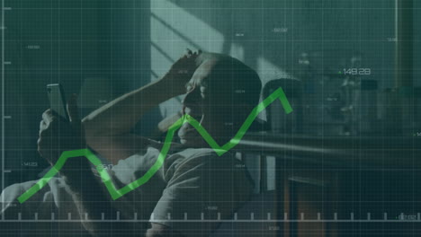 animación de gráfico en crecimiento, cambios de números sobre el hombre caucásico mayor viendo video en el teléfono celular