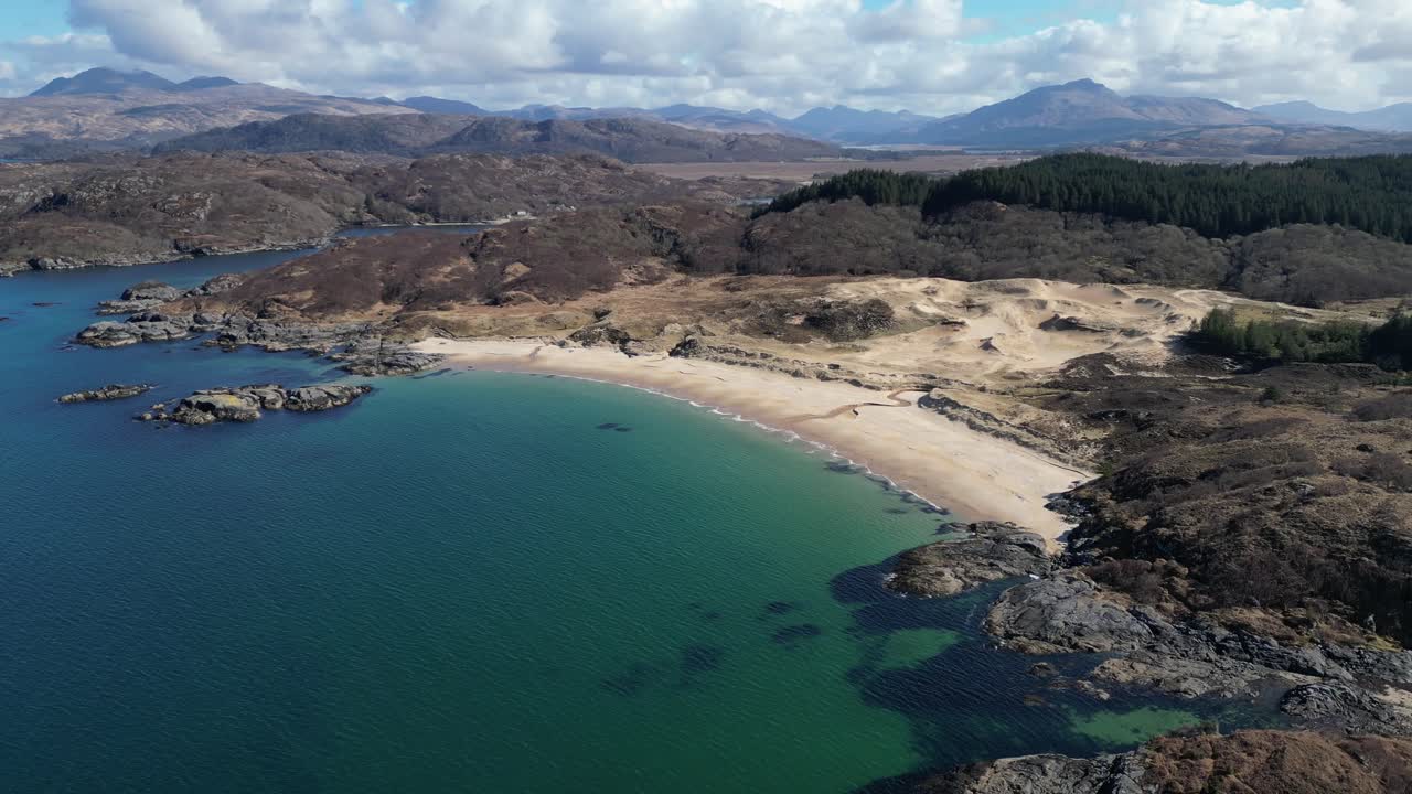 playa de arena aérea de la costa oeste de escocia - camas un lighe