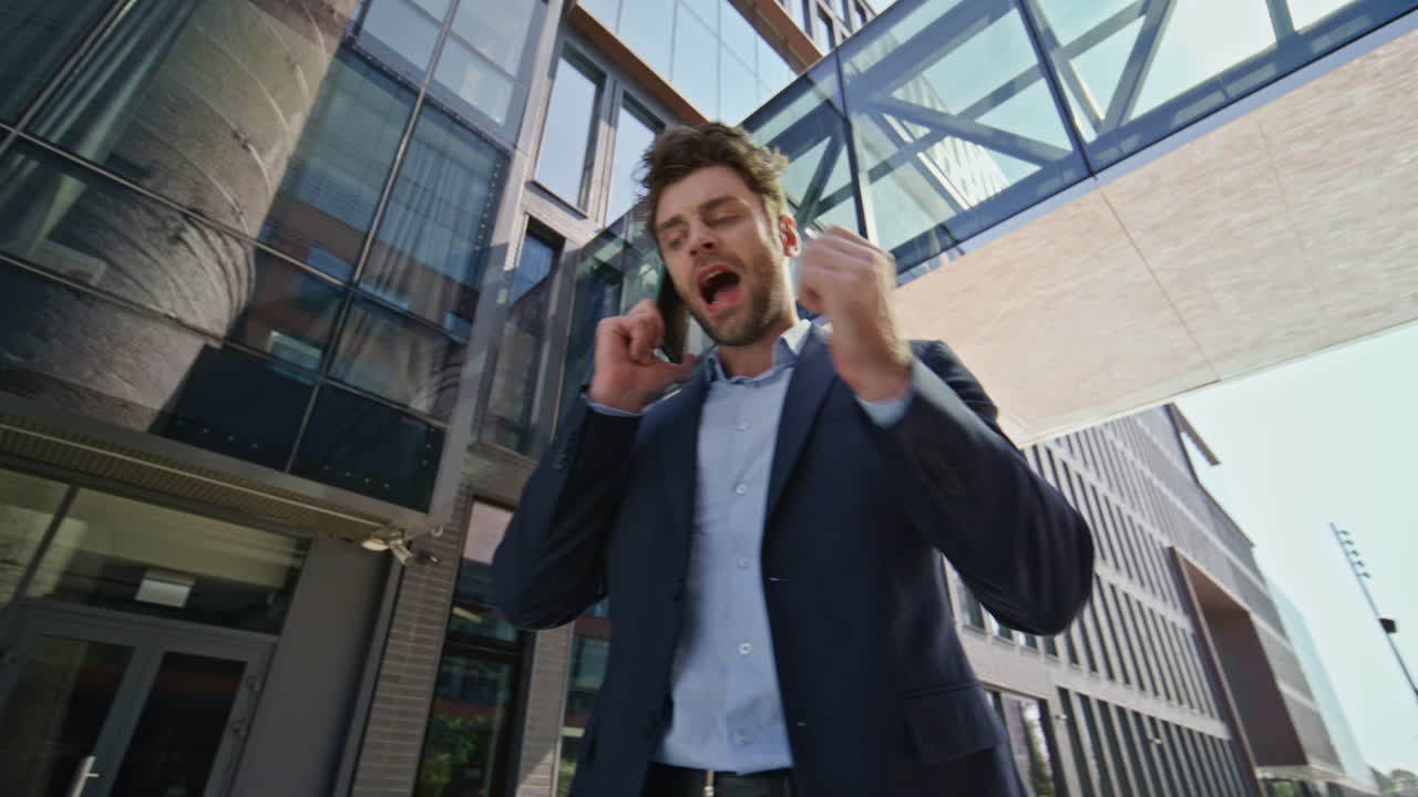 jefe enojado gritando conversación de teléfono inteligente en la calle. hombre de negocios gritando llamada