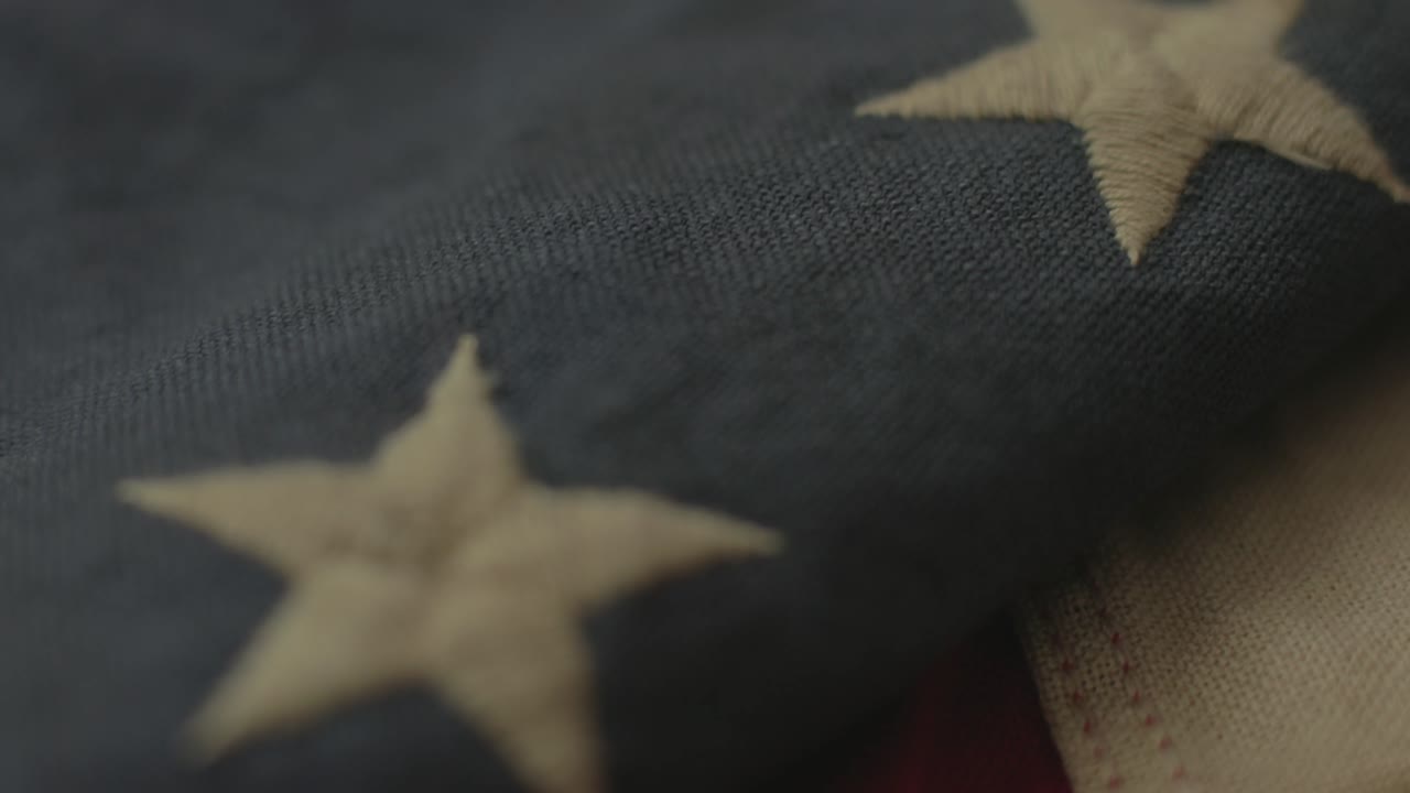 detalle de la bandera estadounidense con 13 estrellas de la revolución