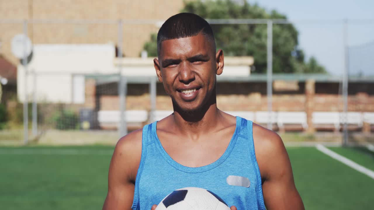 Jugador de fútbol mirando a cámara en el campo