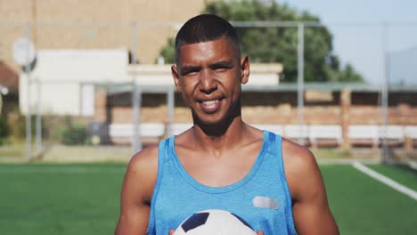 voetballer die naar de camera op het veld kijkt