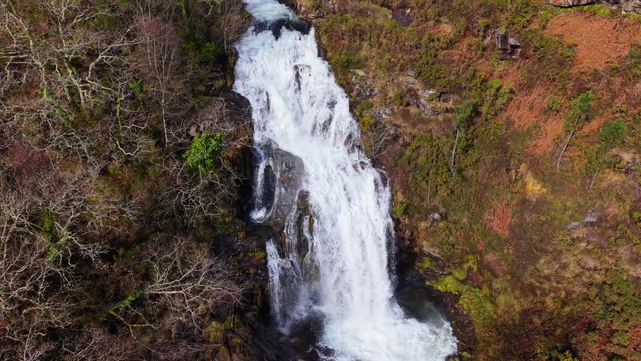 Fervenza do río Xestosa foss i kommunen Ourol i Lugo, Galicia, Spania. Luftfoto