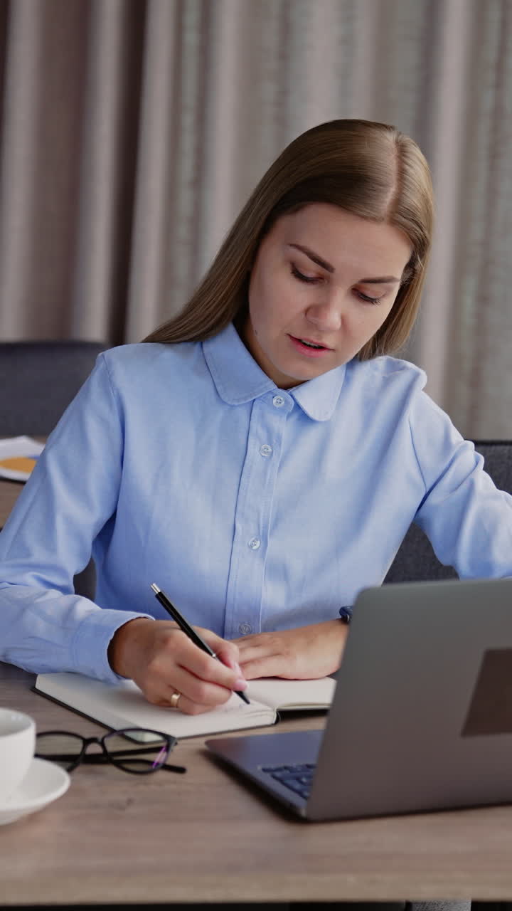 Kvinne som jobber på laptop