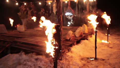 las antorchas arden con fuego brillante. símbolos místicos armas de los vikingos salvajes del norte