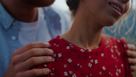 matrimonio tierno sensación sexy al aire libre. primer plano manos del hombre acariciando hombros de la mujer