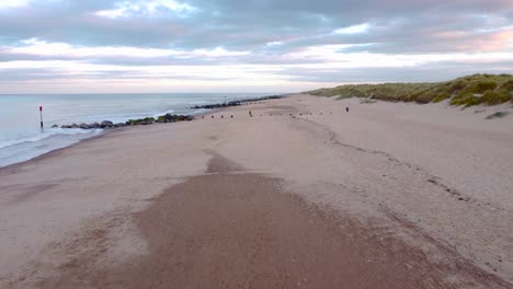 toma aérea, viajando a través de una playa para revelar la hermosa costa en horsey gap