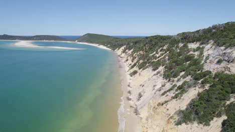 Türkisfarbene-Seelandschaft-Des-Rainbow-Beach-In-Queensland,-Australien---Luftdrohnenaufnahme