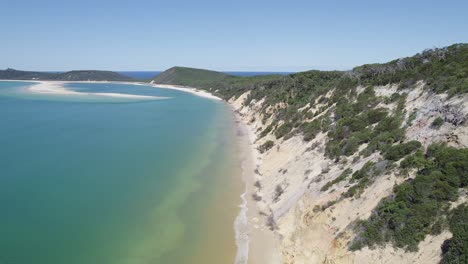 paisaje marino turquesa de la playa del arco iris en queensland, australia - toma aérea de drones