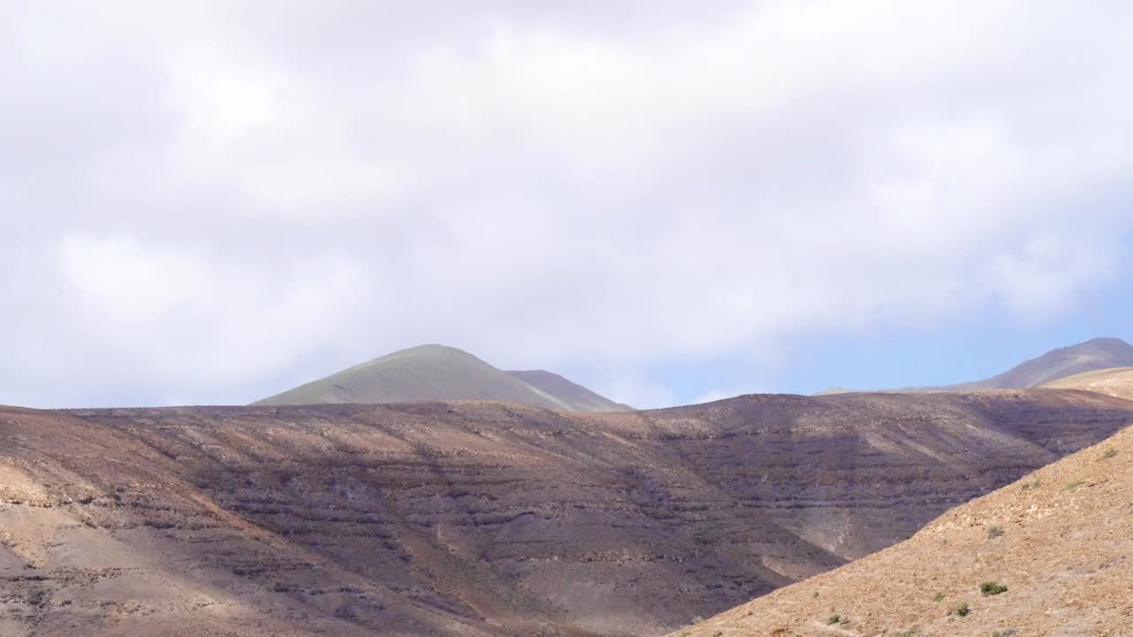 바위 사막 산 위의 구름 저속 촬영