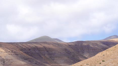 timelapse de nube sobre montañas rocosas del desierto
