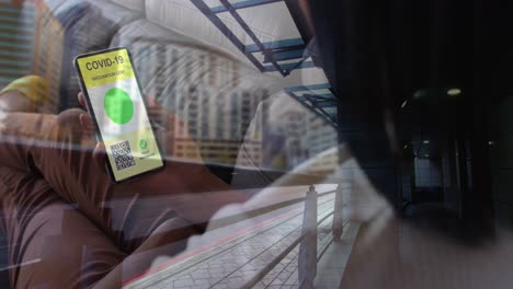 animación de una mujer con un teléfono inteligente con pasaporte de vacunación contra la covid-19 sobre el paisaje urbano