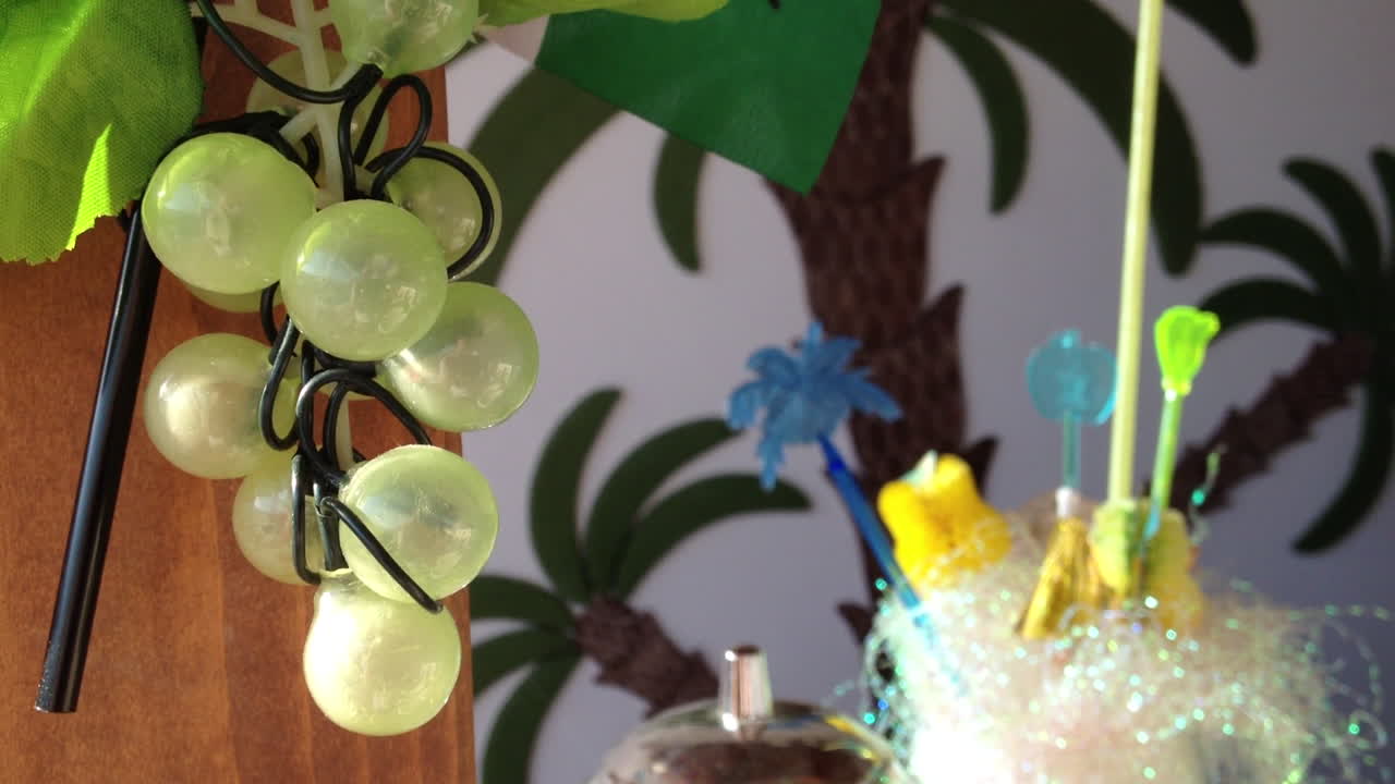 벽에 야자수 모자이크가 있는 휴가 휴가 별장 칵테일 바