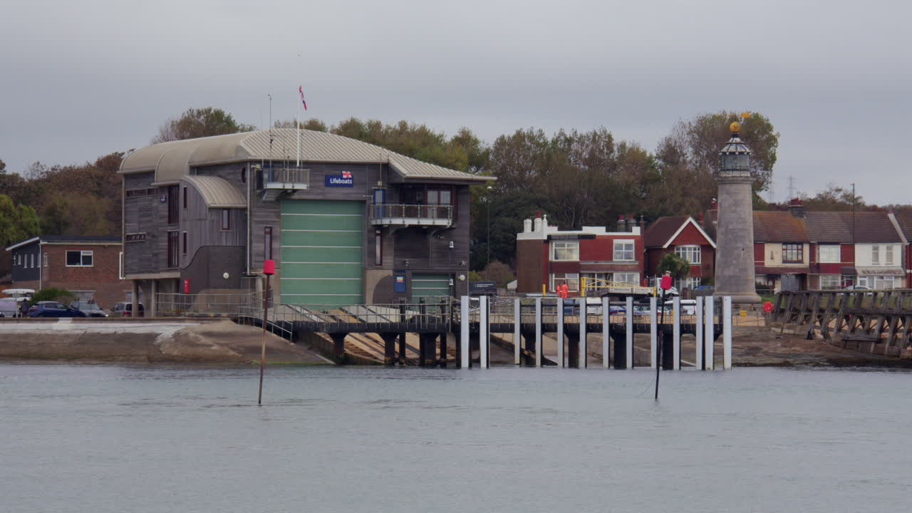 Inquadratura ampia della stazione delle scialuppe di salvataggio RNLI e del vecchio faro a Kingston Beach, Shoreham.
