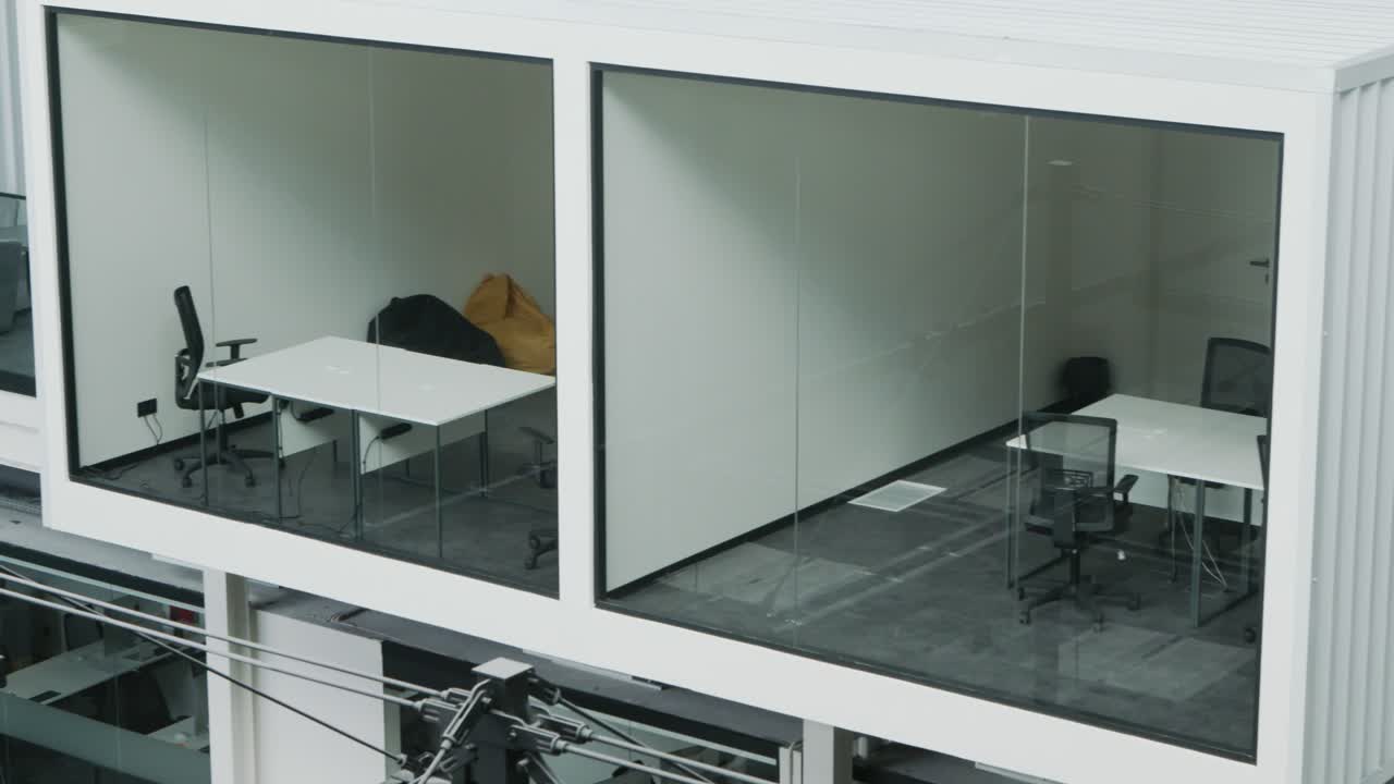 espacios de oficinas modernos con particiones de vidrio