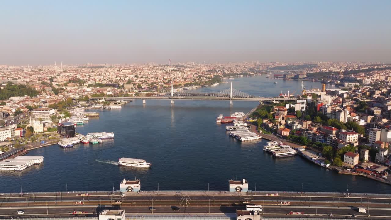 el retiro aéreo revela el puente galata en estambul