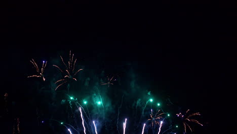hermoso espectáculo de fuegos artificiales coloridos de la víspera de año nuevo en el cielo negro