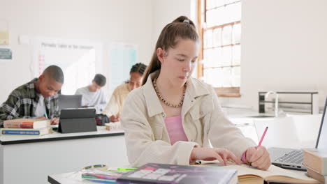 clase, estudiante y chica escribiendo