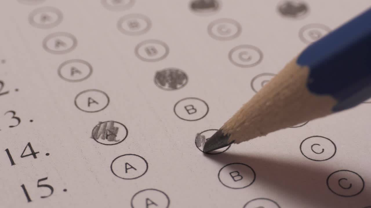 completando la prueba con un lápiz