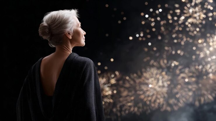 Uma mulher contemplativa observa uma exibição espetacular de fogos de artifício iluminando o céu noturno, capturando a essência da celebração e da reflexão