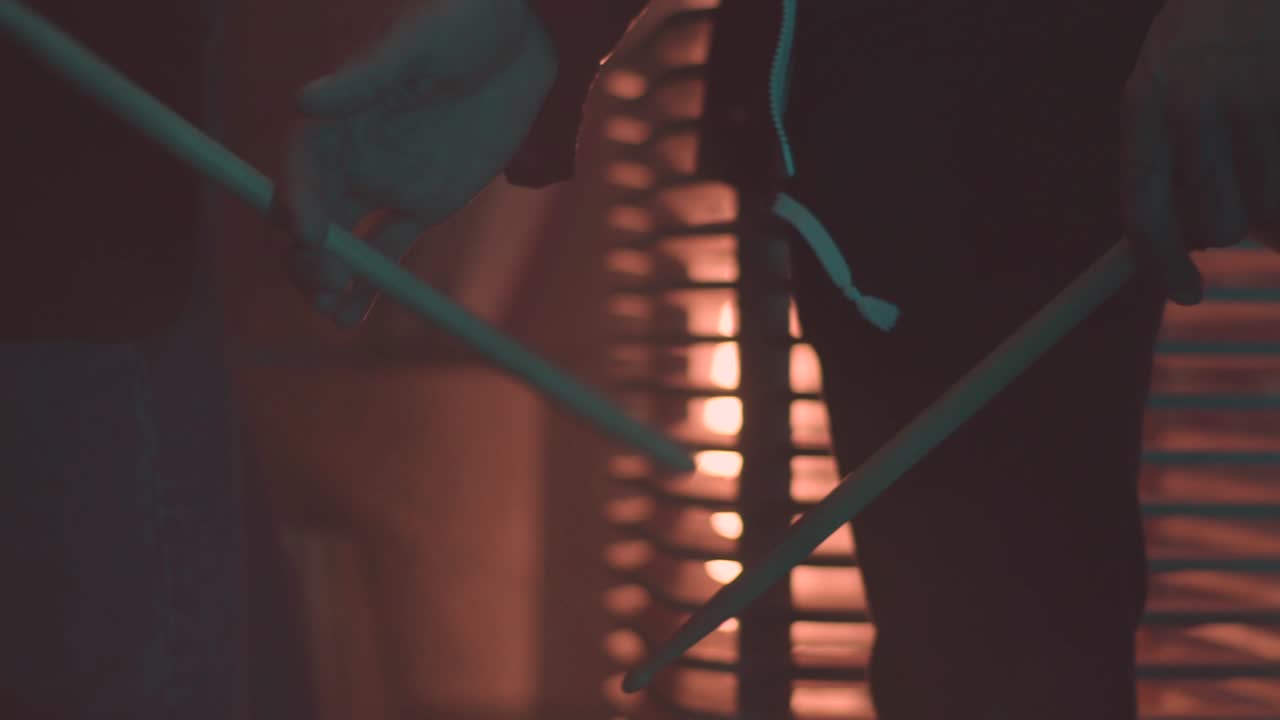 primer plano de las manos de un baterista