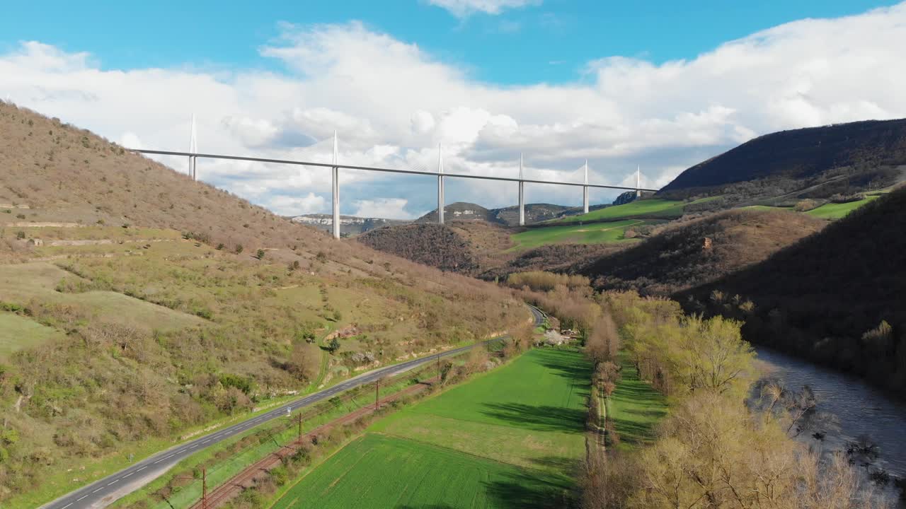 프랑스 의 밀라우 다이아두크: 공중 에서 볼 수 있는 모습