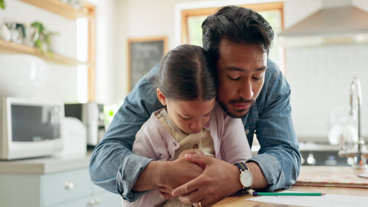 cuidado, consejo y padre con la niña para el apoyo
