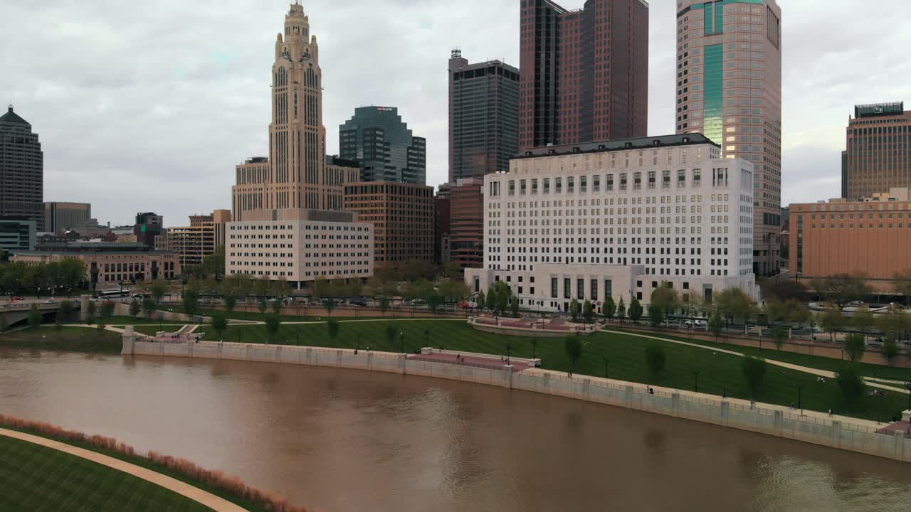 повышающийся воздушный показатель аккуратно выглядящего центра города колумбуса с высокими зданиями
