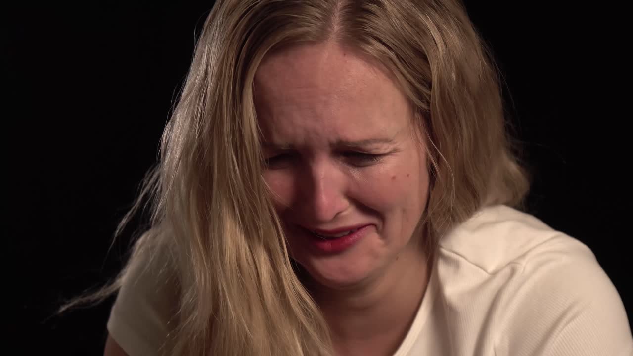 유럽의 금발 소녀가 울고 있습니다.