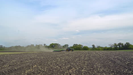 Tractor-Agrícola-Arando-La-Tierra.-Agricultura-Arable.-Industria-Agrícola