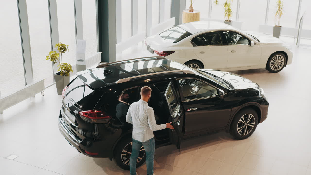 visita al salón de exhibiciones de automóviles