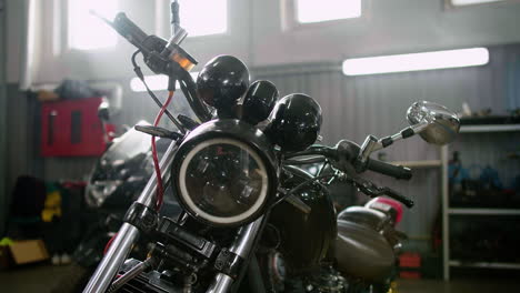 moto dans le garage