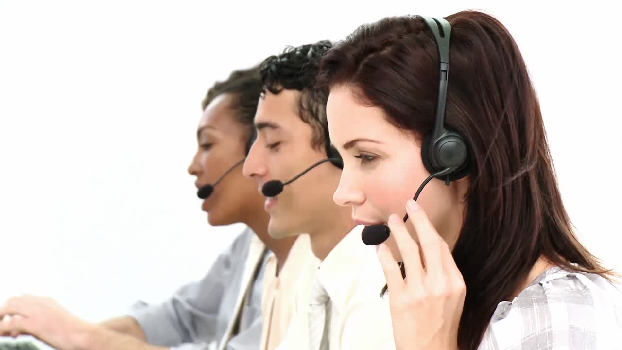 empresarios unidos que trabajan en un centro de llamadas