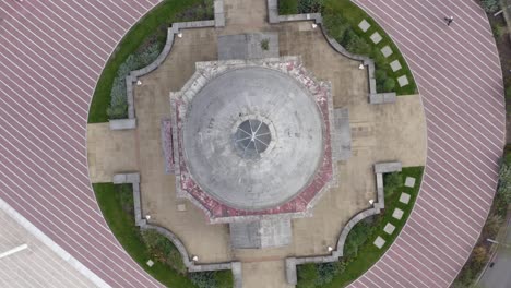 tiro de drone voando sobre edifícios no centro da cidade de birmingham