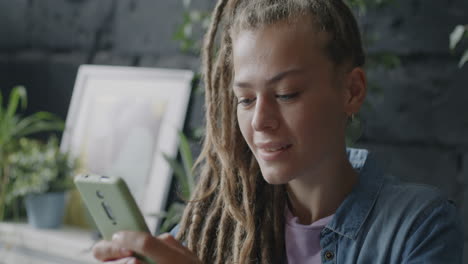 mujer usando un teléfono inteligente