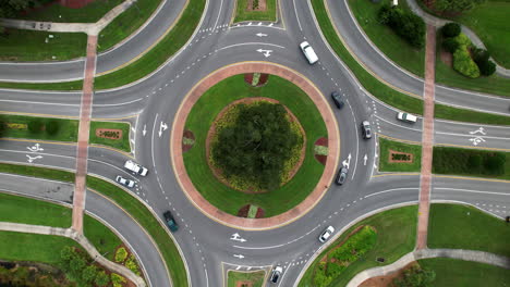 Ansicht-Von-Oben-Nach-Unten-Von-Autos,-Die-Um-Kreisverkehr-Fahren---Rotierende-Luftaufnahme