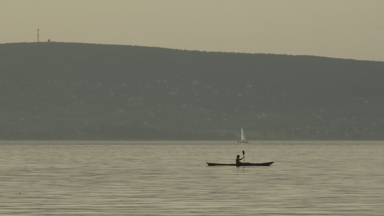 Sebuah perahu kano pribadi melintasi di tengah Danau Balaton.