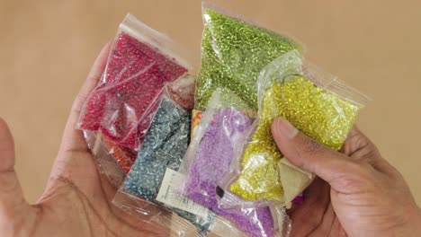 pequeñas cuentas de colores para manualidades