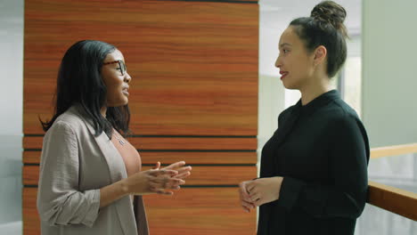 Diversas-Colegas-Femeninas-Discutiendo