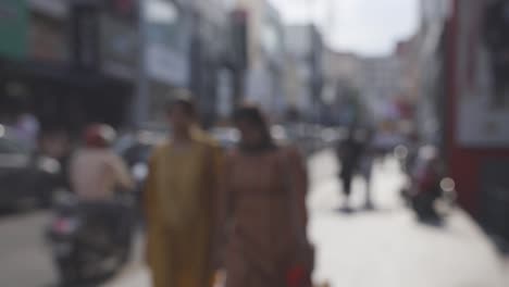 Toma-Desenfocada-De-Una-Calle-Muy-Transitada-Con-Gente-Y-Tráfico-En-Bangalore,-India.