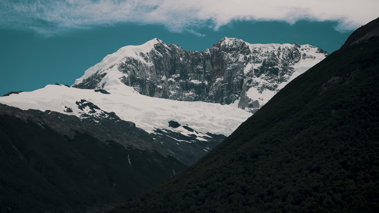 vista de la montaña cerca del lago argentino, glaciares en la patagonia - toma de avión no tripulado