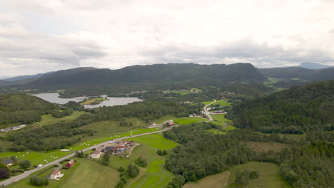 Toma-Aérea-Volando-Sobre-La-Hermosa-Naturaleza-Con-Montañas-Y-Lagos-En-Noruega