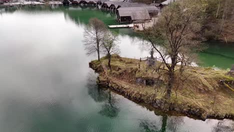 hermosa vista del lago konigssee cerca de la ciudad de berchtesgaden en los alpes de baviera, alemania