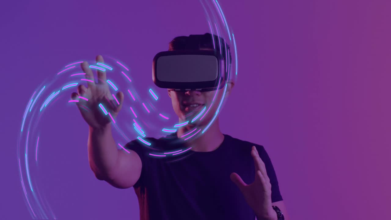 vr 헤드 ⁇ 을 사용하여 아시아 남자를 통해 데이터 전송의 반 ⁇ 이는 빛의 흔적의 애니메이션