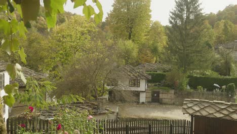 Traditionelles-Bulgarisches-Dorf-Bozhentsi-Herbstfarbenwald